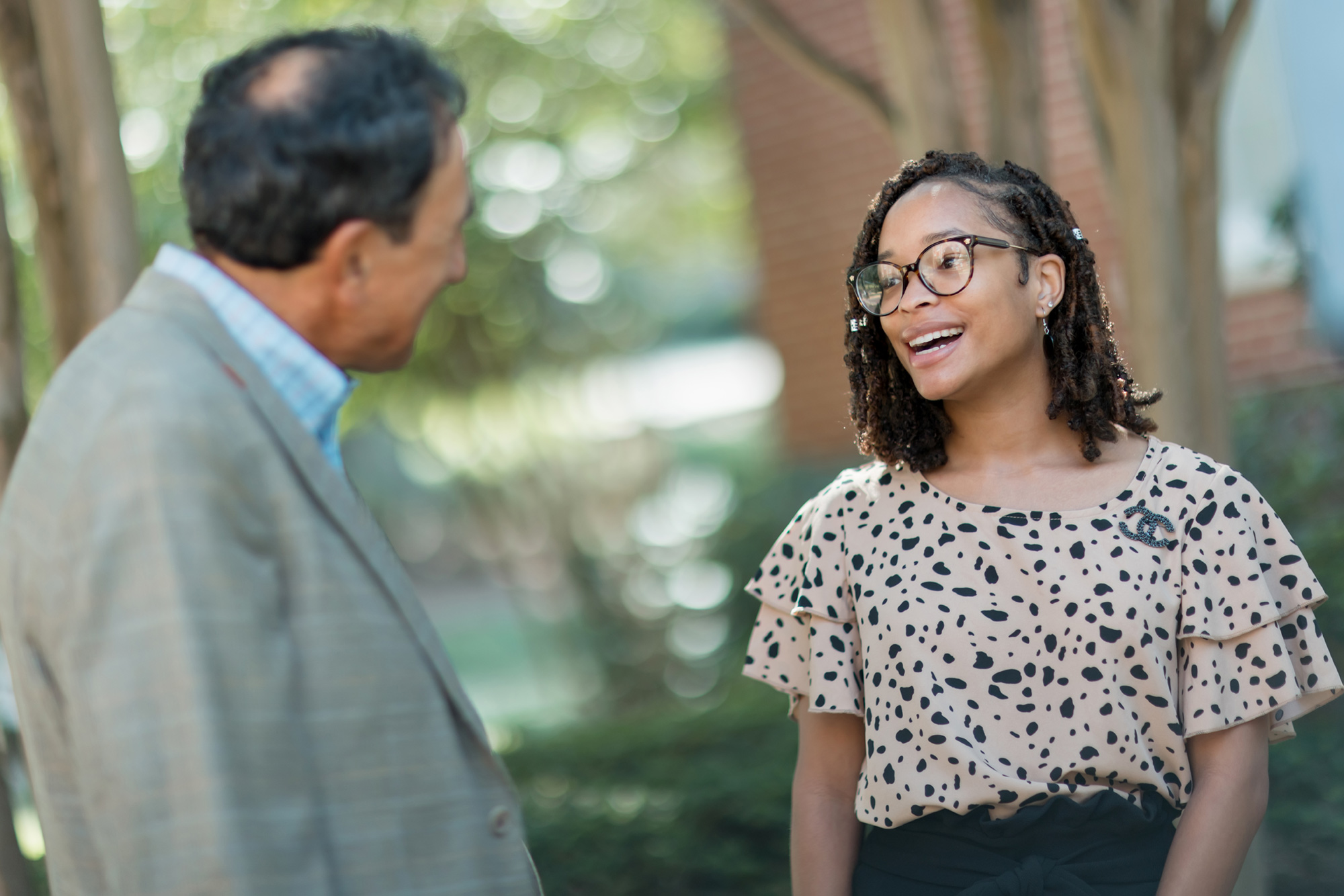 MBA student talking to prosessor